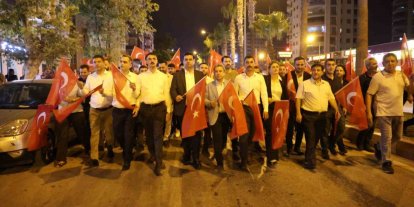 Kozan’da vatandaşlar Türk bayrakları ile 15 Temmuz’un yıldönümünde meydanlarda