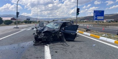 Erzincan’da 5 kişinin yaralandığı trafik kazası kamerada