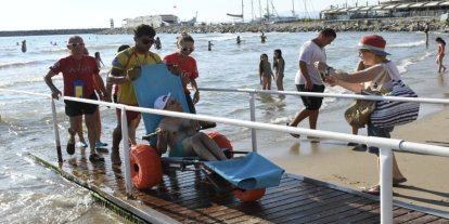 Kuşadası’nda engelsiz plaj uygulamasıyla deniz keyfi herkes için erişilebilir oldu