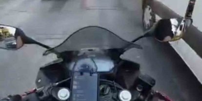 Kör noktada kalan yayaya motosiklet çarptı, o anlar kask kamerasında