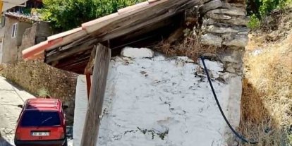 Tarihi çeşmenin çatısı tehlike altında