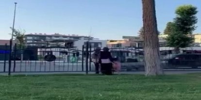 Korkuluğu aşıp trafiği tehlikeye attılar