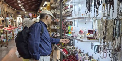 Tarihi külliyedeki lüle taşı stantlarında turist hareketliliği