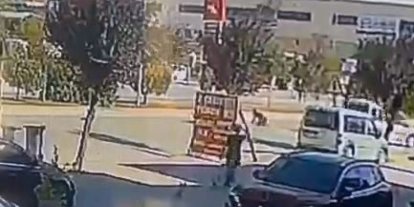 İnegöl’de motosiklet hafif ticari araca arkadan çarptı: O anlar kamerada
