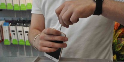 Sıcaklarda cep telefonunuzu uzun süre şarjda bırakmayın