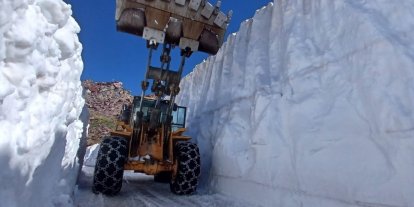 Temmuz ayında 6 metrelik karda yol açma çalışması