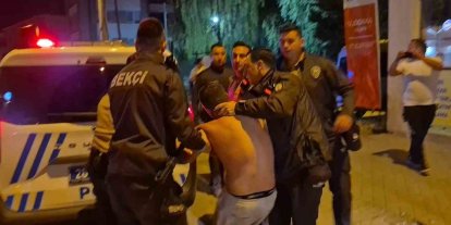 Polis ekiplerine zorluk çıkartan alkollü sürücü kafasını otobüs durağına vurdu: "Yanıyorum, su verin. Ben teslim olmaya geldim"