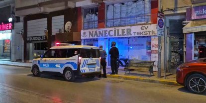 Binanın camını kıran şüpheliyi çevre esnafı yakaladı
