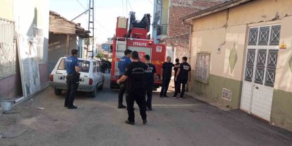 Depremde iki katlı müstakil evde kısmi göçük