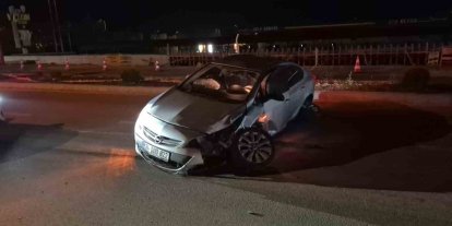 Eskişehir’de alkollü sürücünün kullandığı otomobil orta refüjdeki tabelayı devirdi