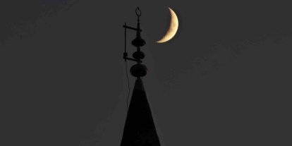 Bitlis’te gökyüzündeki hilal ile minaredeki hilal aynı karede