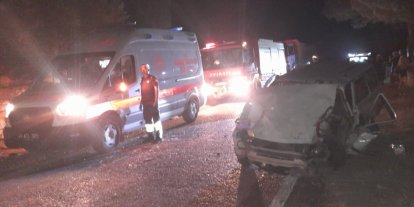 Manisa’da otomobil ile traktör çarpıştı: 2’si ağır 4 yaralı