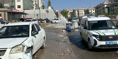 Otomobil yer üstü yangın hidrantını devirip geçti