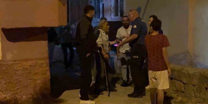 Yürümekte zorluk çeken babasının tekerlekli sandalyesini ateşe verdi