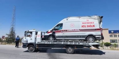 Niğde’de ambulans ile otomobil çarpıştı: 3’ü sağlık çalışanı 5 yaralı