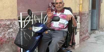 Oğlunun akülü tekerlekli sandalyesini yaktığı babaya akülü araç hediye edildi
