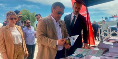 Çocuklar gezici kütüphanede kitap okudu