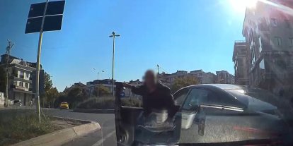 Beylikdüzü’nde trafik magandası taksicinin önünü kesip aracını yumrukladı
