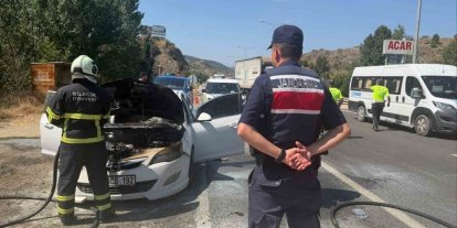 Seyir halindeki otomobil bir anda alev aldı