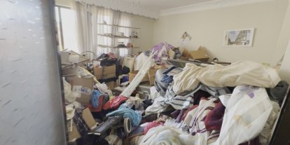 Kuşadası’nda çöp evden 2,3 ton atık çıkarıldı