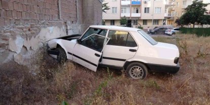 Duvara çarpan otomobilin sürücüsü kayıplara karıştı