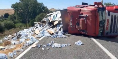 Elazığ’da su yüklü tır yan yattı: 1 yaralı