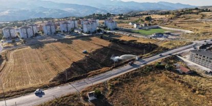 Emet’te arazi yangını korkuttu: Bir itfaiye eri dumandan etkilendi