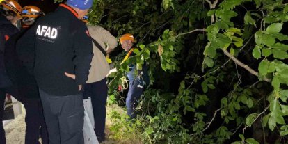 Uçurum kenarında bulunan motosiklet ekipleri harekete geçirdi