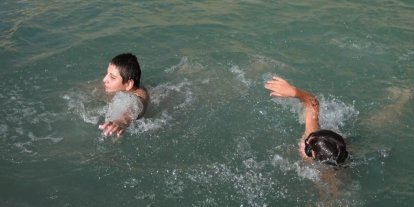 Erzincan’da çocuklar dere üzerinde oluşturdukları doğal havuzda serinliyor