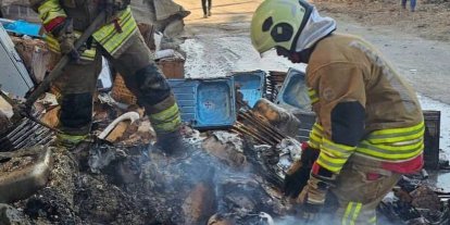 Antakya’da inşaat malzemelerinin bulunduğu alanda yangın çıktı