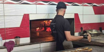 300 derecelik fırına aldırış etmeden 12 saat boyunca mesleklerini sürdürüyorlar