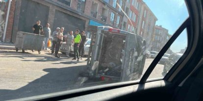 Eskişehir’de kaza yapan hafif ticari araç yan yattı: 3 yaralı