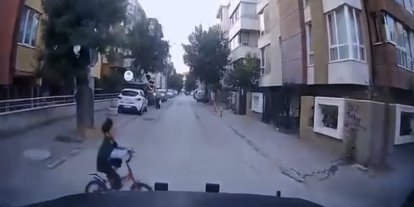 Ara sokaktan biranda çıkan çocuğa çarpmak üzereyken son anda durdu