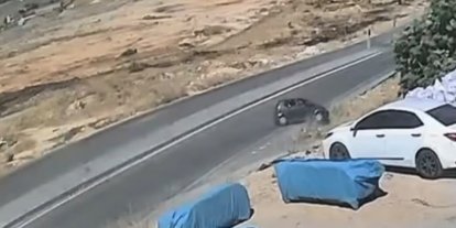 Gaziantep’te kontrolden çıkan araç menfezde ters döndü: Kaza kamerada