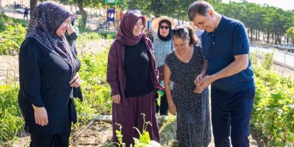 Toprakla buluşan kadınların hasat sevincine Başkan Tugay da ortak oldu