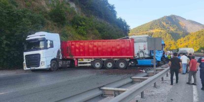 Bilecik’te aynı istikamette seyreden 2 tır çarpıştı, 1 kişi yaralandı