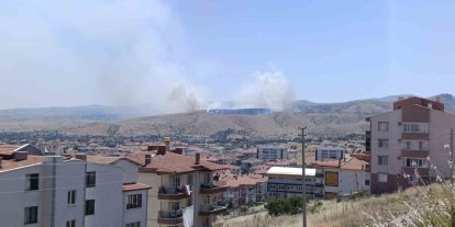 Afyonkarahisar’da otluk alanda çıkan yangına havadan ve karadan müdahale sürüyor