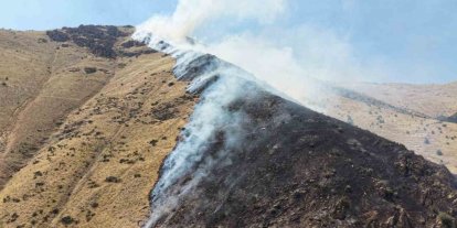 Elazığ’da dağlık alandaki yangına müdahale sürüyor