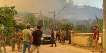 Fethiye’deki yangın 4 saattir sürüyor: "Bir mahalle tedbir amaçlı tahliye ediliyor"
