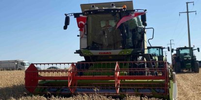 Biçerdöver kullanan Eskişehir Valisi Yılmaz: "Valiniz ne güzel çiftçilik yapıyor"