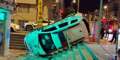 Otomobille çarpışan polis aracı yan yattı: 2’si bekçi 3 yaralı
