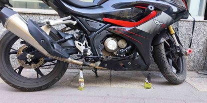 Acemi kundakçı motosikleti yakamadı