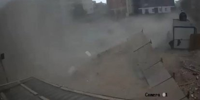 Fırtınada inşaat alanı yerle bir oldu