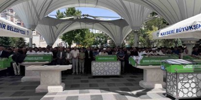 Düğün konvoyundaki kazada hayatını kaybeden genç kadın toprağa verildi