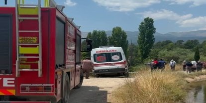 Devrilen traktörün üzerinden yola savrulan genç kadın hayatını kaybetti