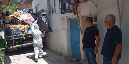 Burdur’da kötü kokunun kaynağı çöp ev çıktı: 3 kamyon atık çıkarıldı