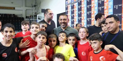 Bakan Yardımcısı Yerlikaya, Türkiye Minikler Güreş Şampiyonası’nı takip etti