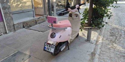 Pembe motosikletin arkasına yapıştırılan ilginç yazı dikkat çekti