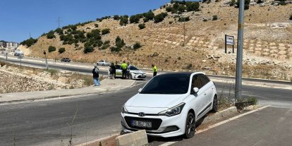 Kontrolden çıkan otomobil refüje çıktı