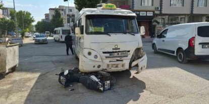 Motosiklet ile şehir içi minibüs çarpıştı: 1 yaralı